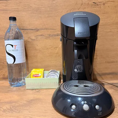 Hyper Centre 100m De La *